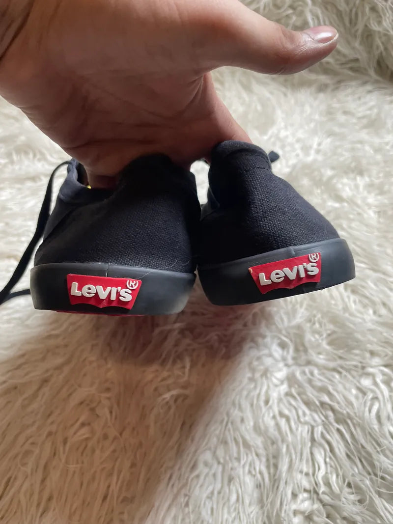 Levi’s | Black | Lo Top | sneakers