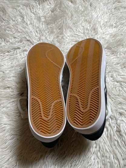 Nike lo top black sneakers