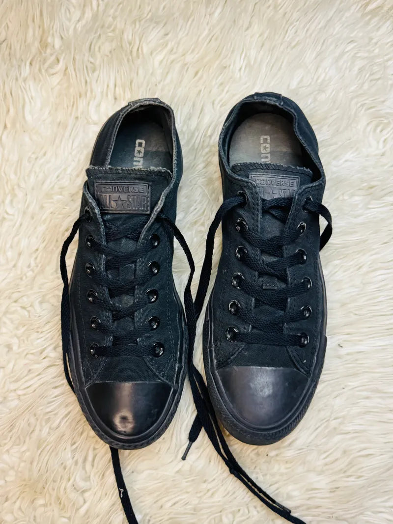 Converse All Black Low Top