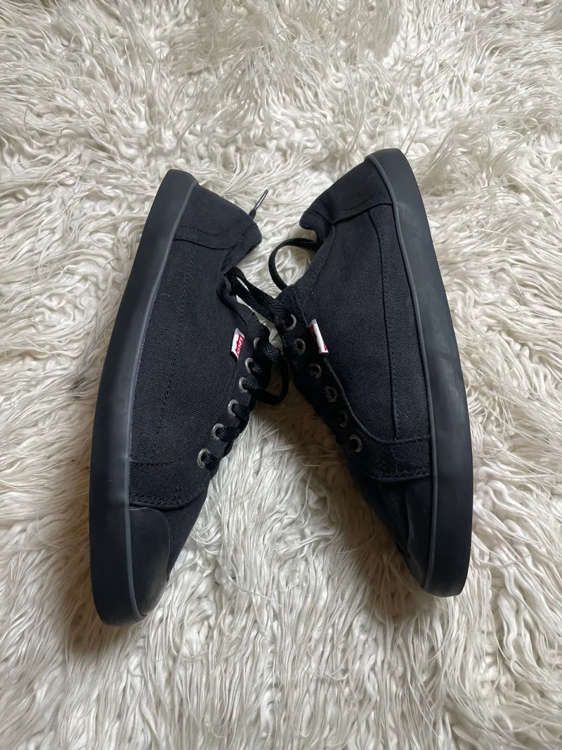 Levi’s | Black | Lo Top | sneakers