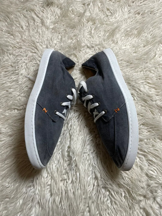 HUB Footwear | dark blue canvas low-top sneakers