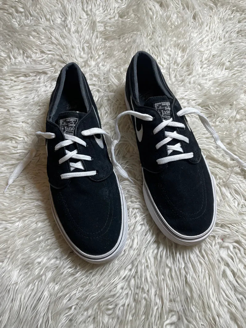 Nike lo top black sneakers