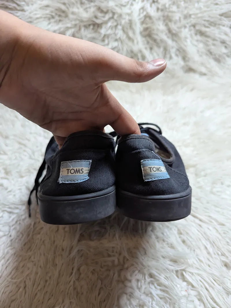 black canvas TOMS Cordones Cupsole lace-up casual sneakers.
