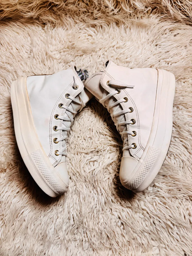Converse Chuck Taylor All Star Lift Hi heart trainers in white