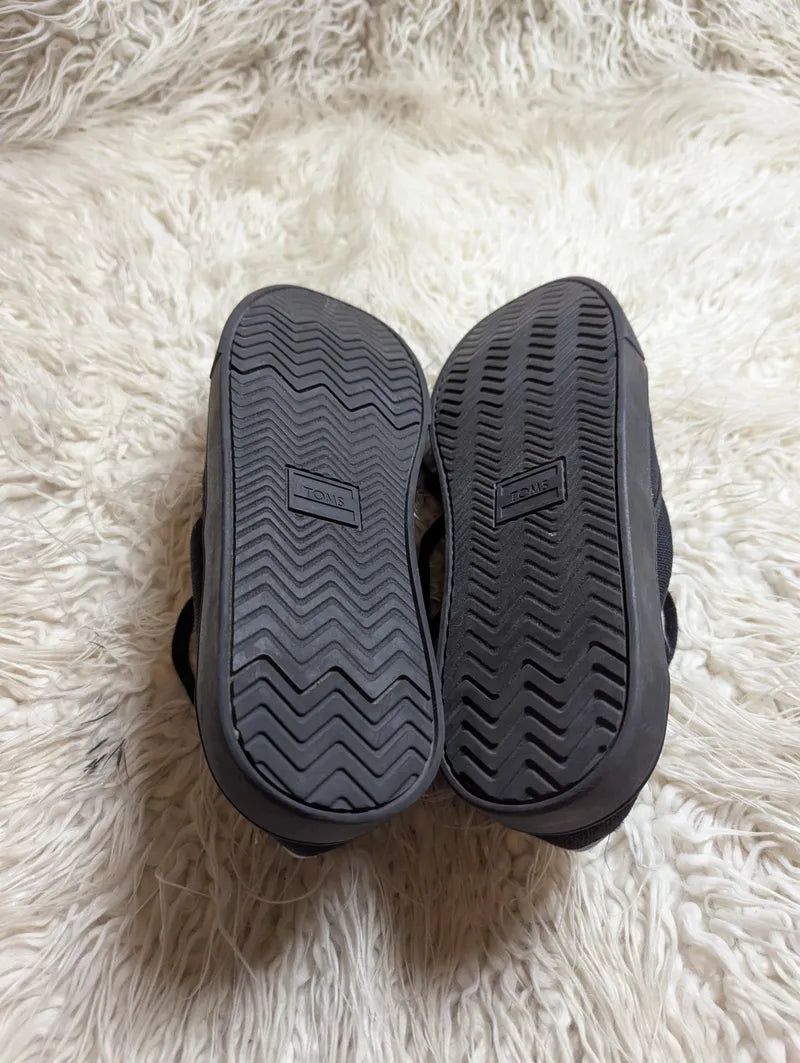 black canvas TOMS Cordones Cupsole lace-up casual sneakers.