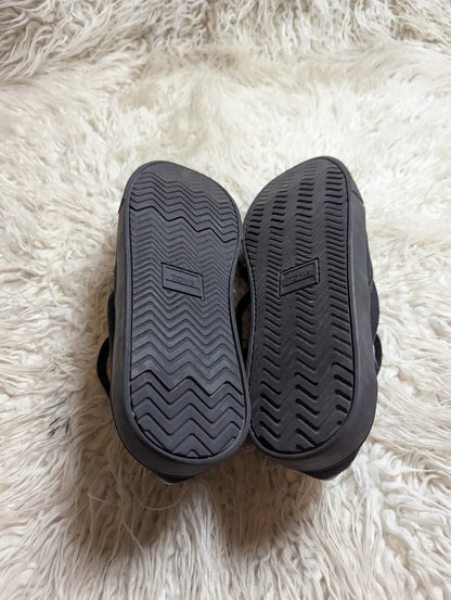 black canvas TOMS Cordones Cupsole lace-up casual sneakers.