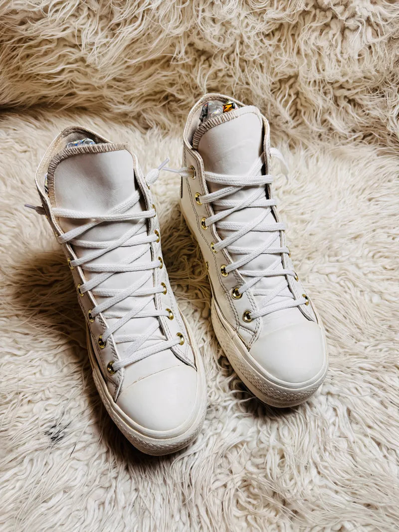 Converse Chuck Taylor All Star Lift Hi heart trainers in white