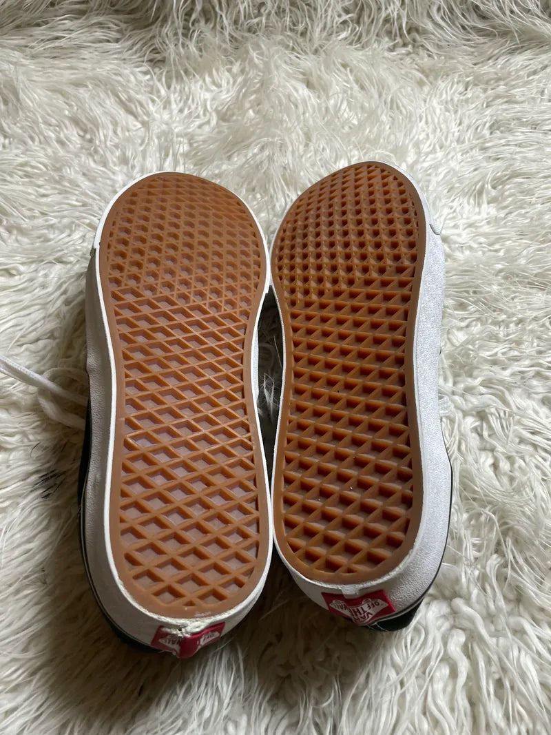 Vans Authentic | Black & White | Lo Top