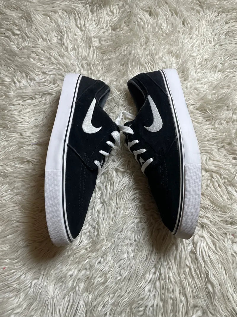 Nike lo top black sneakers