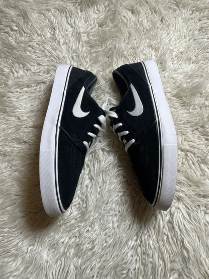 Nike lo top black sneakers