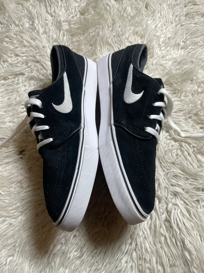 Nike lo top black sneakers