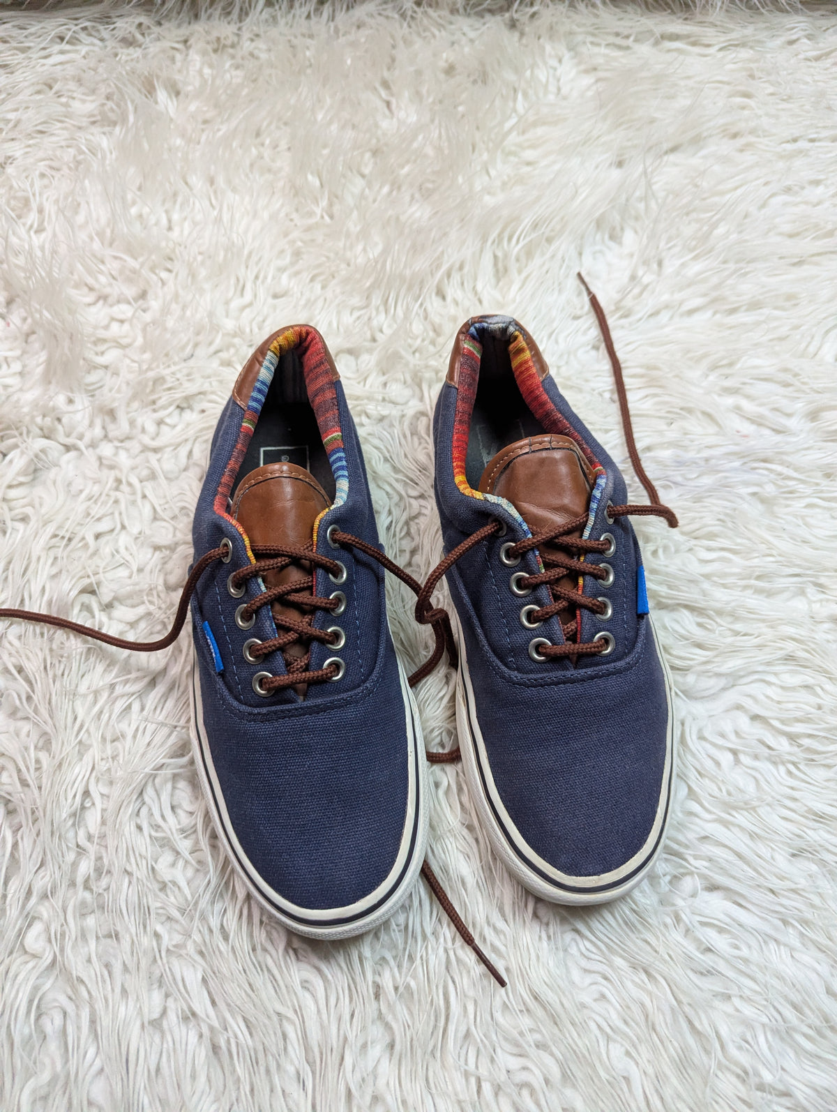 Low-top canvas skate shoes