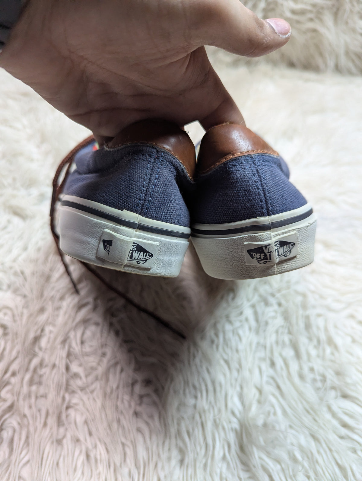 Low-top canvas skate shoes
