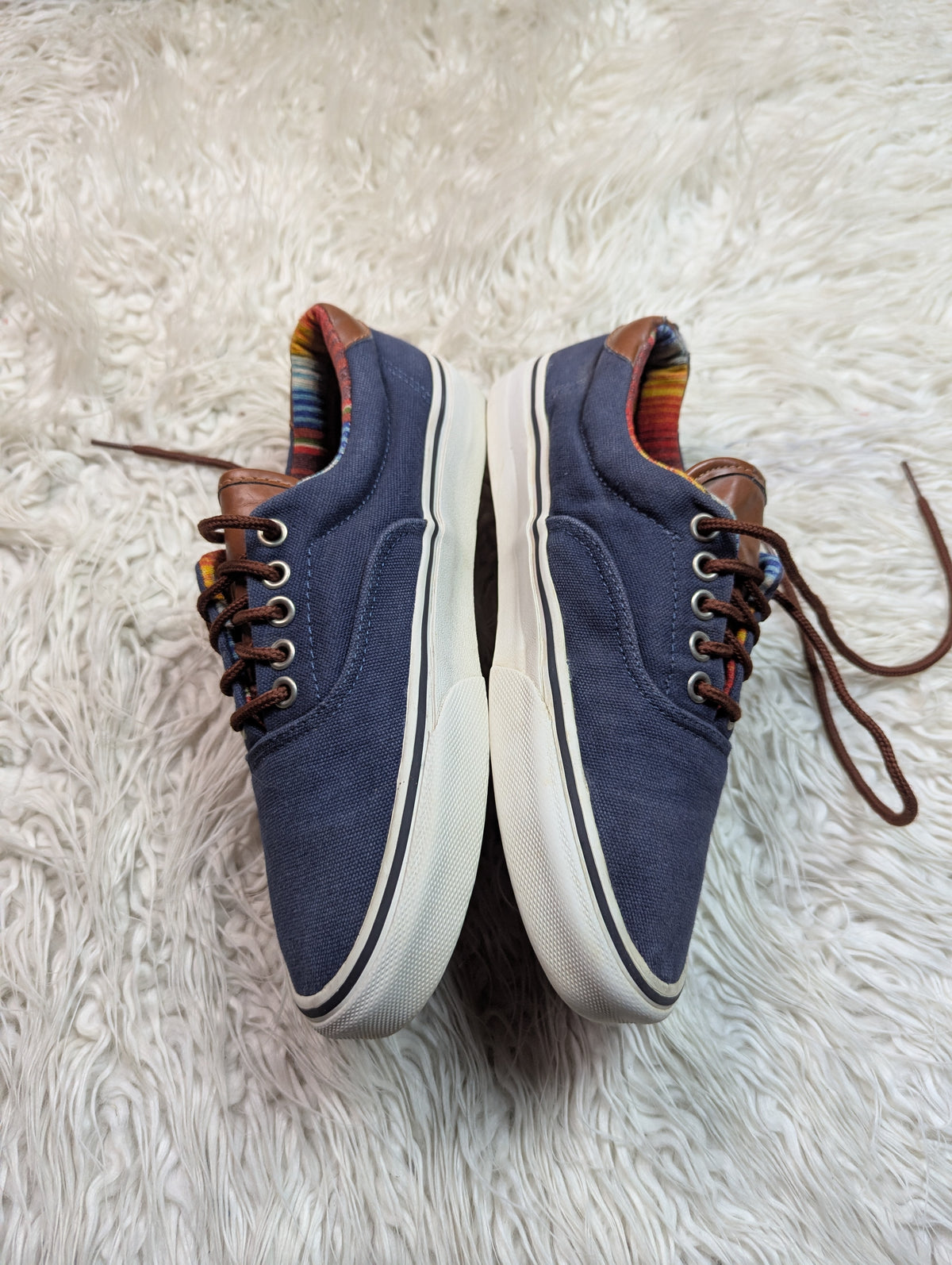 Low-top canvas skate shoes