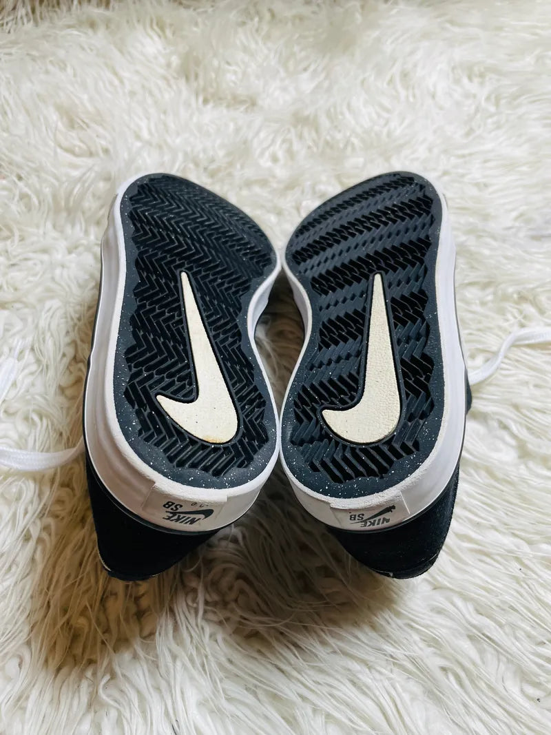 Nike men’s | Black & White