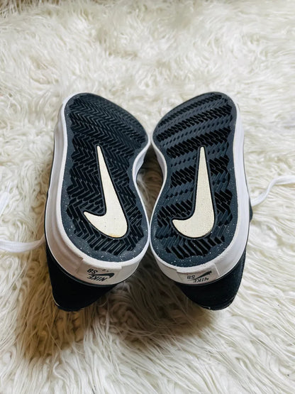 Nike men’s | Black & White