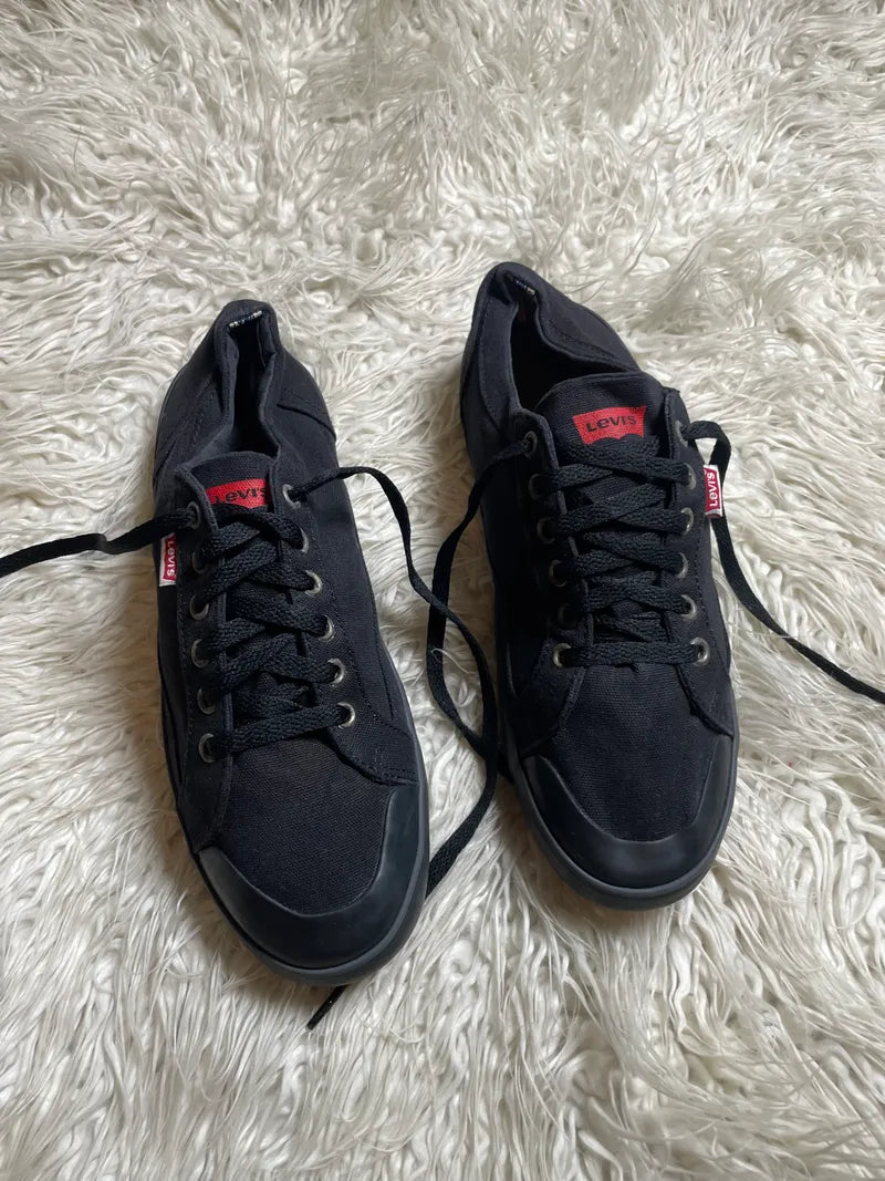 Levi’s | Black | Lo Top | sneakers